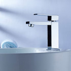 Robinet salle de bain avec mitigeur, finition chromée pour un style contemporain