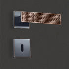 Poignée de porte design à clé finition aspect cuivre patiné noir amalia - katchmee
