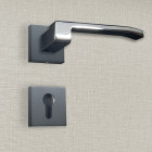 Poignée de porte design à cylindre finition aspect noir et chrome brillant aurelia - katchmee