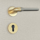 Poignée de porte design à cylindre finition aspect or et gris mat fabiana - katchmee
