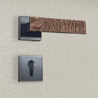 Poignée de porte design à cylindre finition aspect cuivre patiné noir luna - katchmee