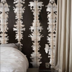 Papier peint tâches d'encres beiges sur fond noir InkBlot Shibori - INK BLOT CREAM++