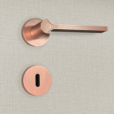 Poignée de porte design à clé finition aspect or rose cristina - katchmee