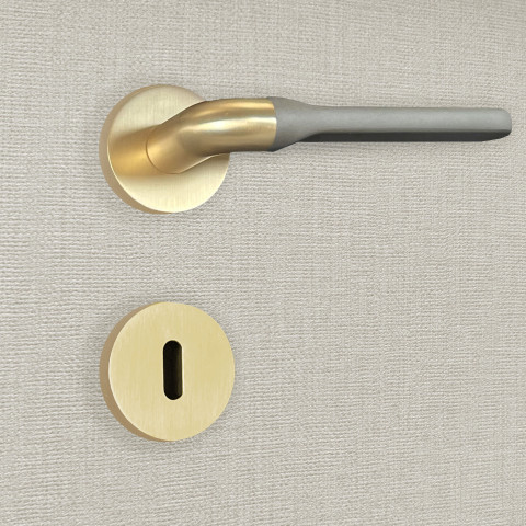 Poignée de porte design à clé finition aspect or et gris mat fabiana - katchmee