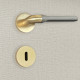 Poignée de porte design à clé finition aspect or et gris mat fabiana - katchmee