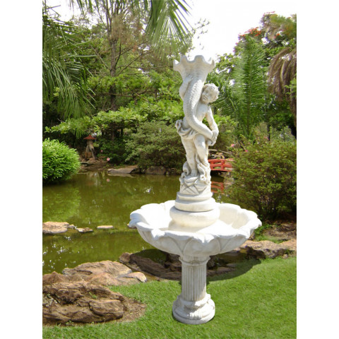 Fontaine avec enfant en pierre reconstituée