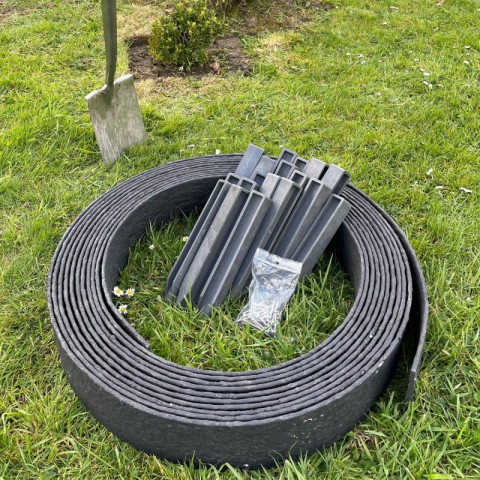 Bordure de jardin flexible noire - 3,8 cm x 10 mètres avec 20